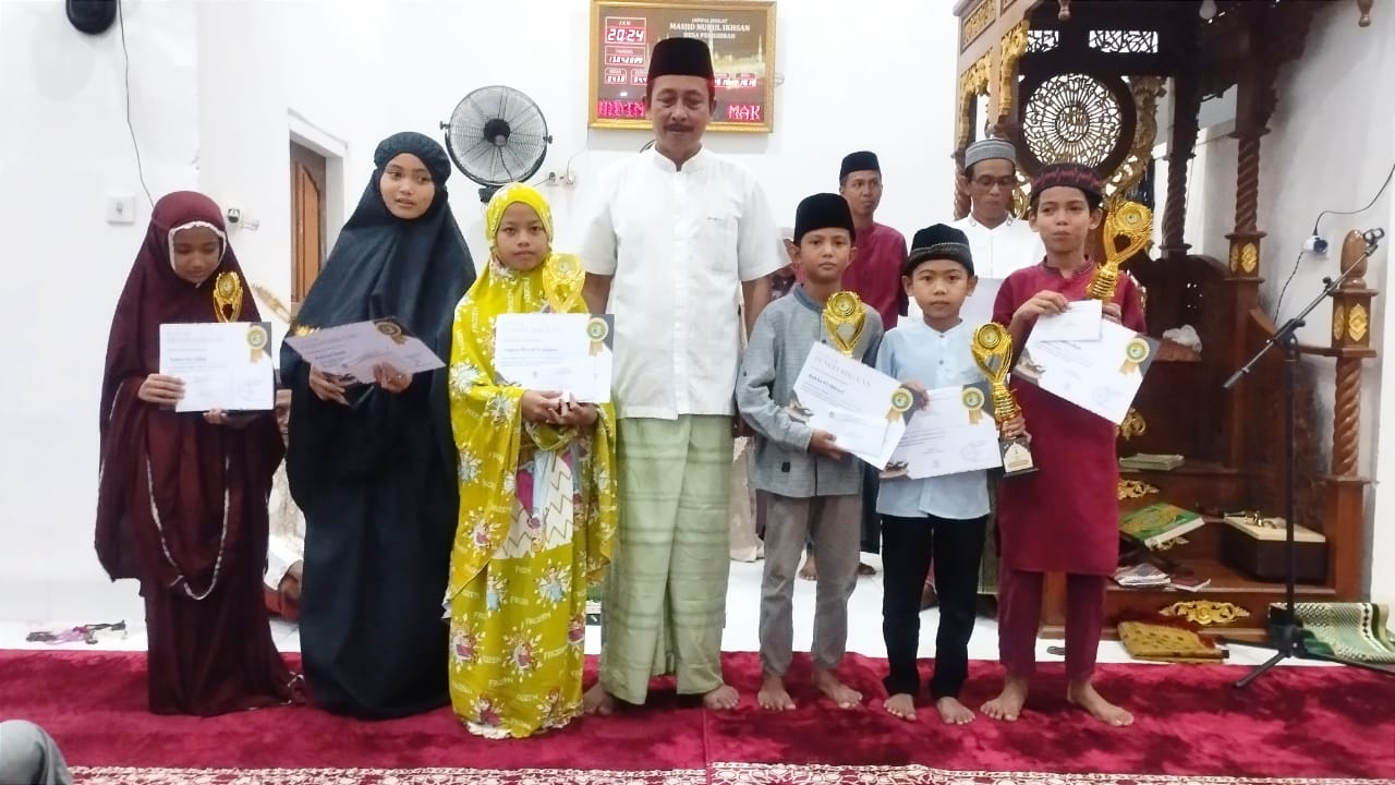 Kepala Desa Pemusiran Tutup Secara Resmi Gema Ramadhan 1444H Sekaligus Serahkan Hadiah Kepada Pemenang